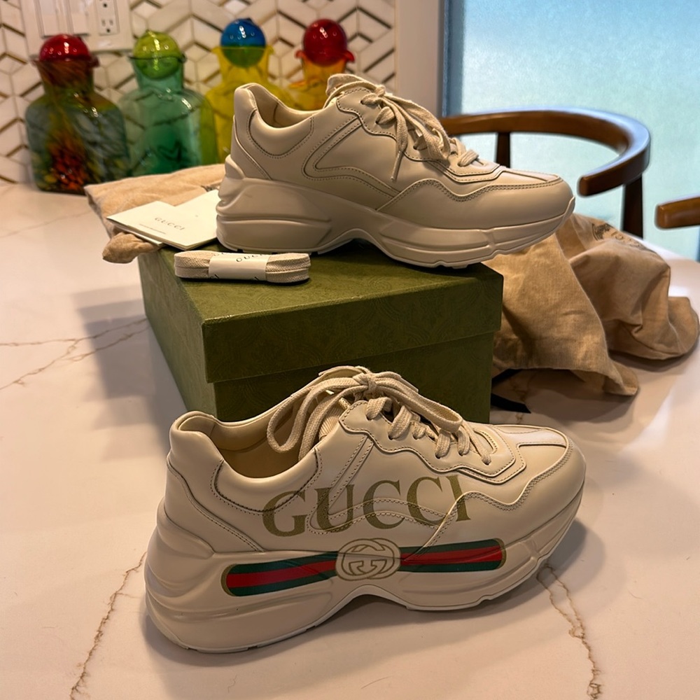 WOMEN'S RHYTON GUCCI LOGO LEATHER SNEAKER